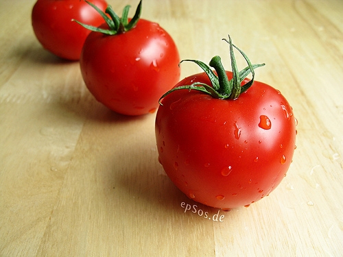 Three red tomatoes lycopene mediterranean diet prevents cancer